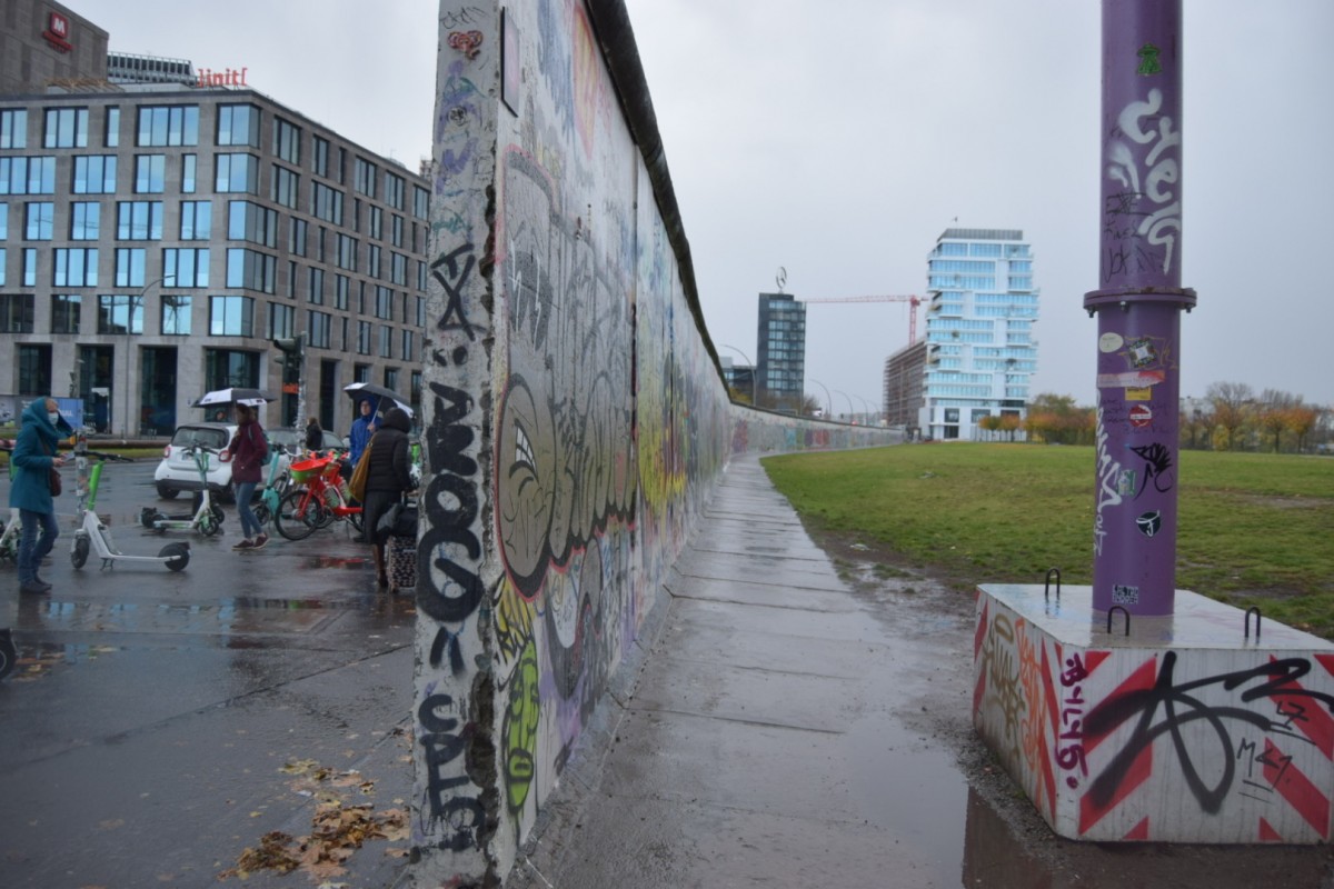 ずらりと続く壁。厚さはこんな感じ。イデオロギーの分断が物理的に行われていたなんて。