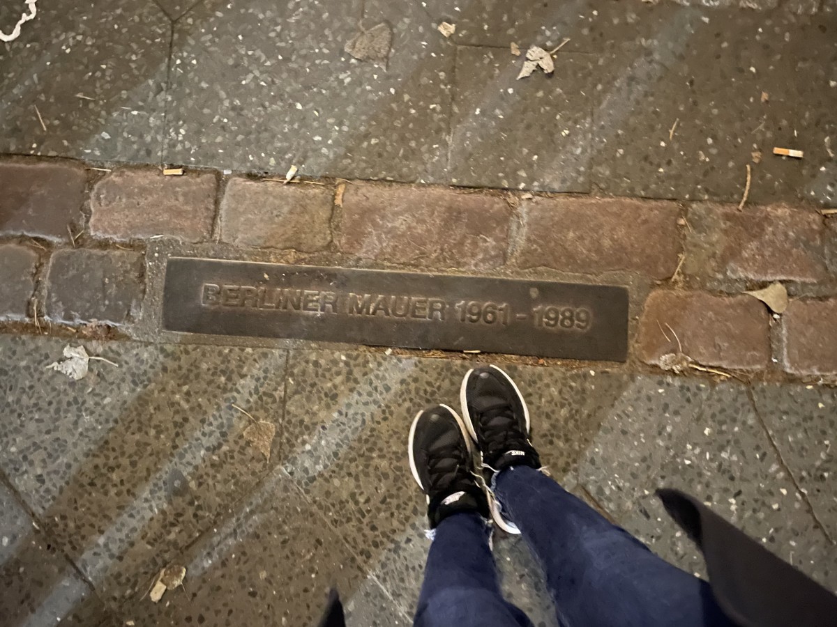 壁があった場所には石が埋められている