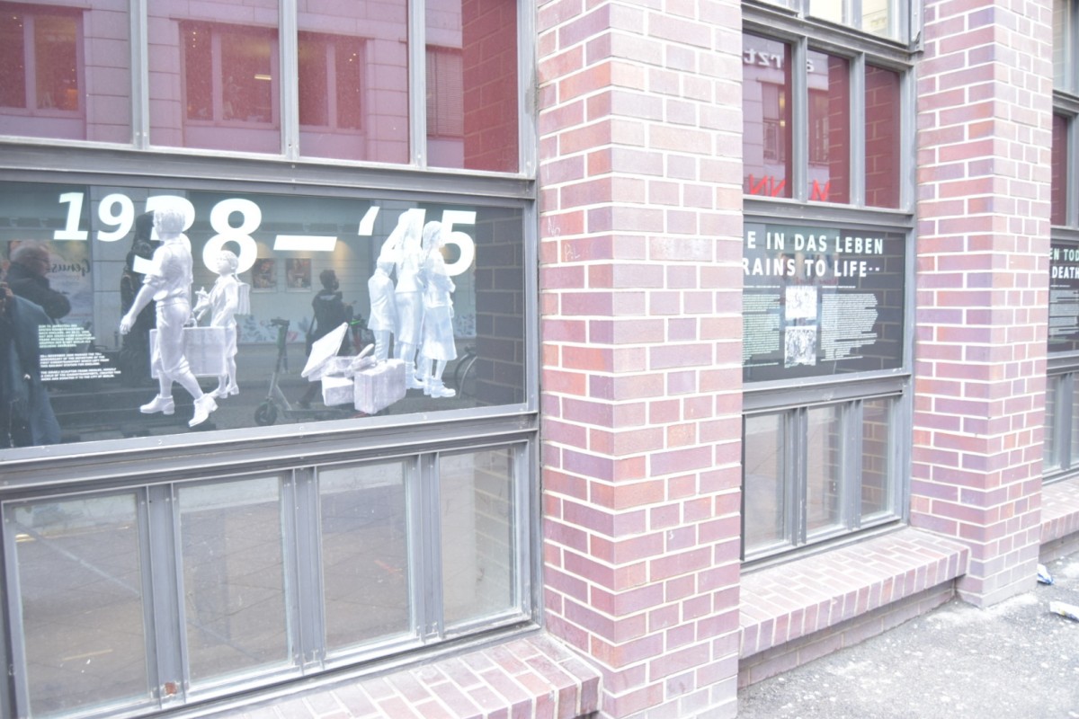 駅を出たところにあった掲示。最初本当に広告かと思ったが、よく見ると電車でホロコーストに送られた歴史が書かれている。