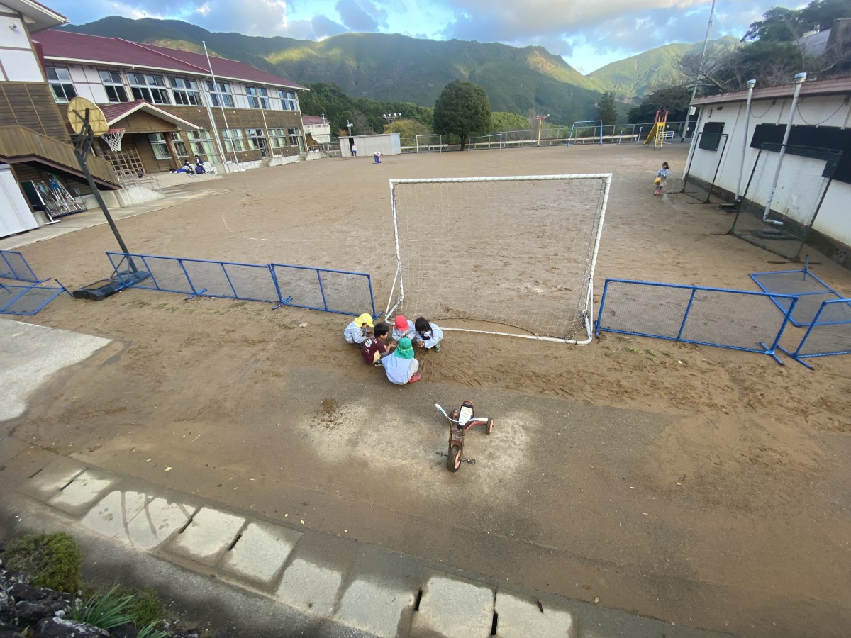 左が小中学校、右が保育所。夕方になると保育園生から中学生までが入り混じる。小さい子と遊んでくれる中学生もいて、ほっこりする