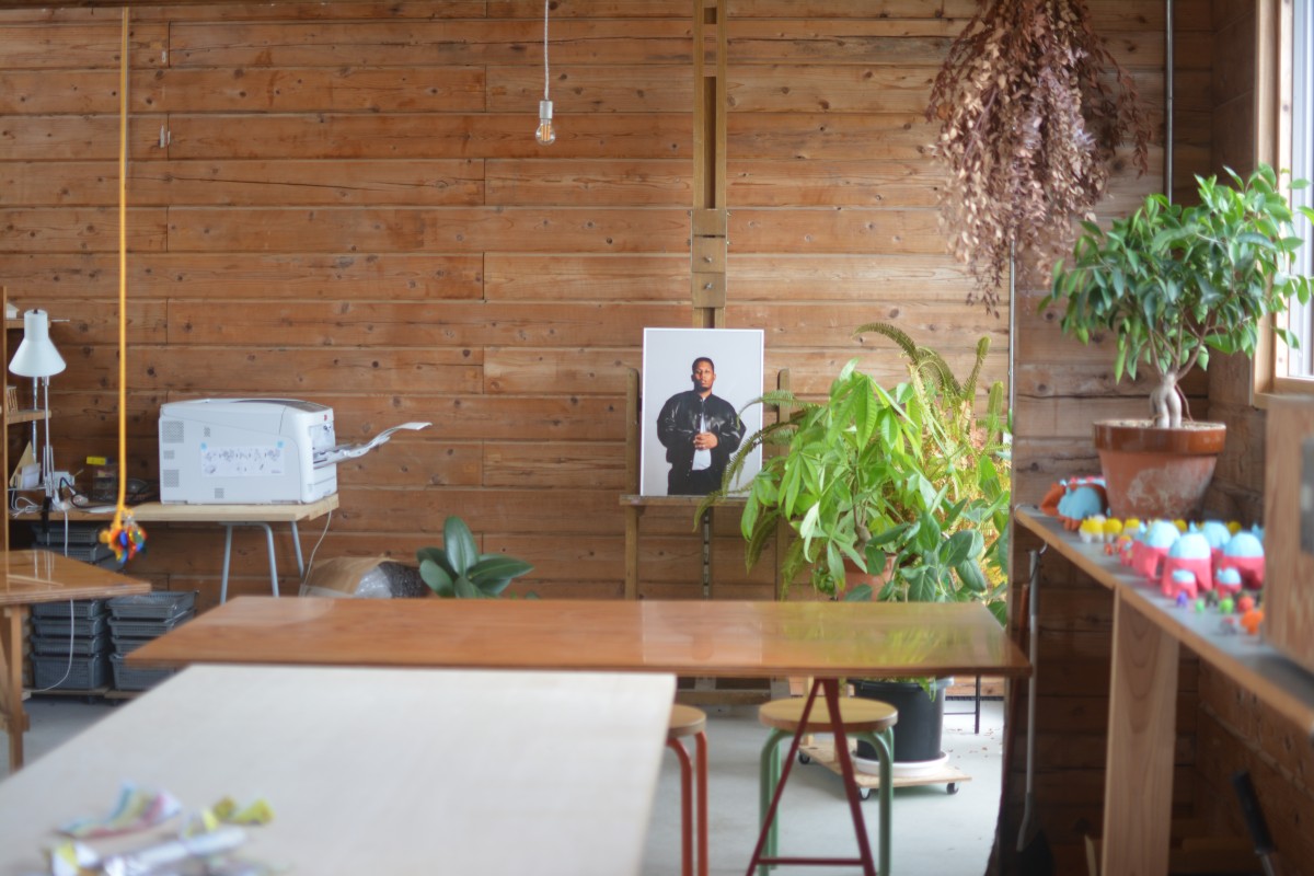 神様みたいに鎮座していたOMSBのポスター。ことりが「おむすびさんだ！」と気づいて指さしていた