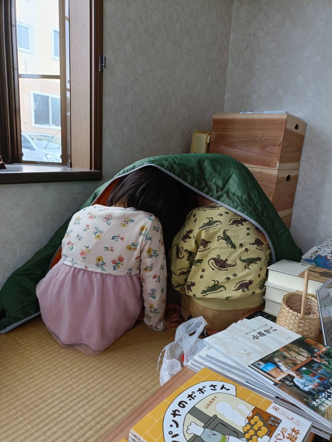 イベント中、汽水空港のミチくん、能美舎のゆづくんと楽しく遊ぶことり。（多分奥にゆづくんがいる）