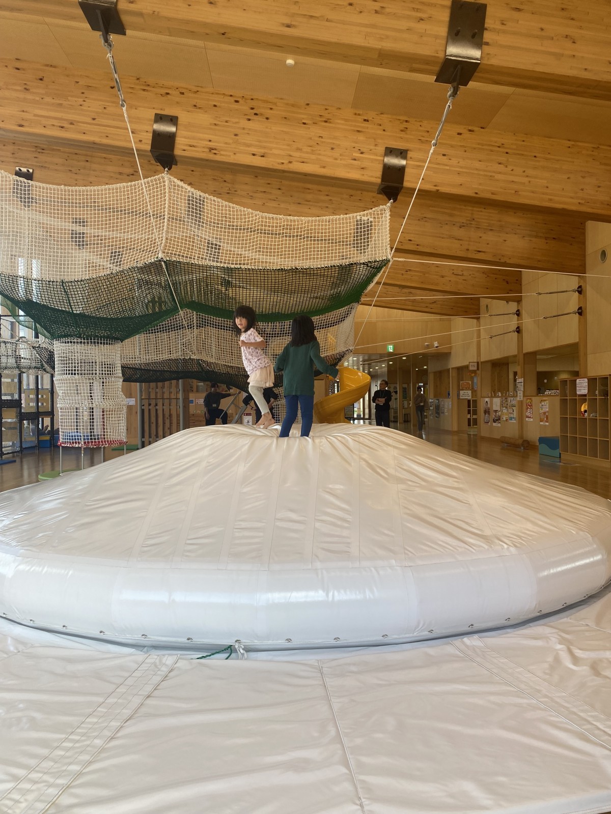 ふれあいげんきパークで、トランポリン貸切状態で遊ぶことりとNくん