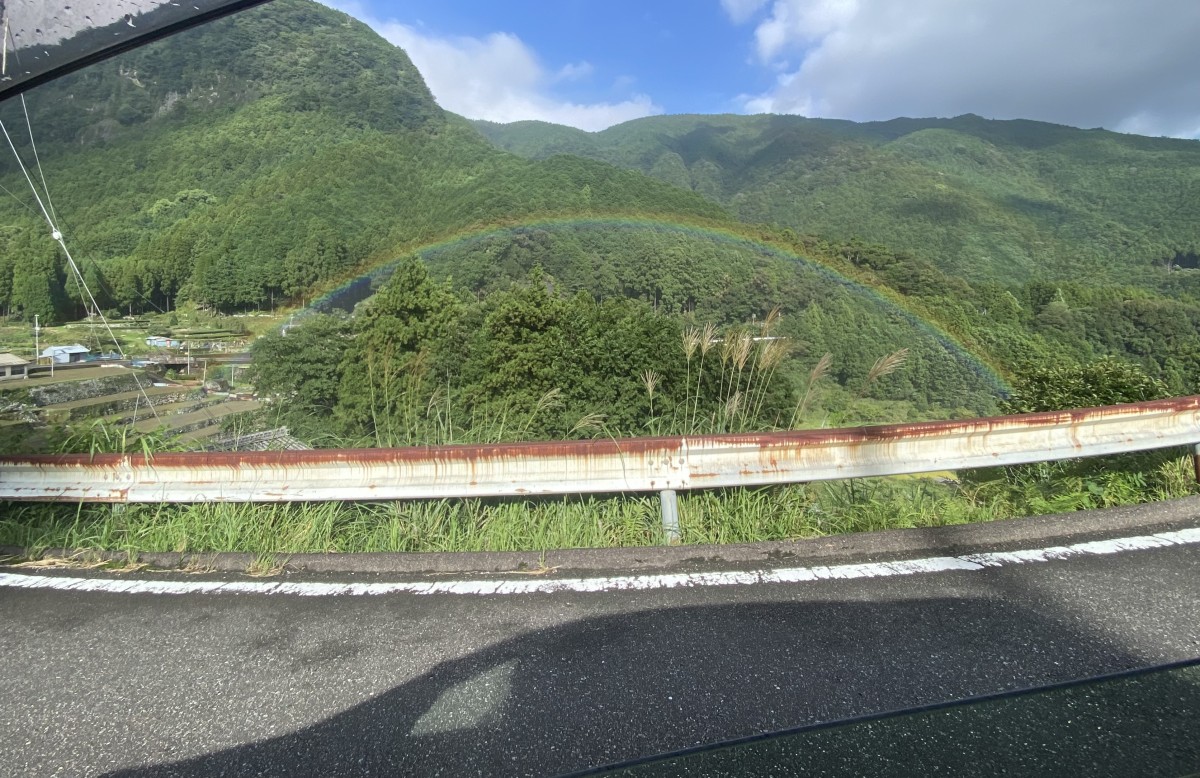 雨上がり、集落に半円状に虹がかかっていて娘と一緒に大興奮。虹の端から端までが綺麗に見えた。色川では虹を目にする機会も多い