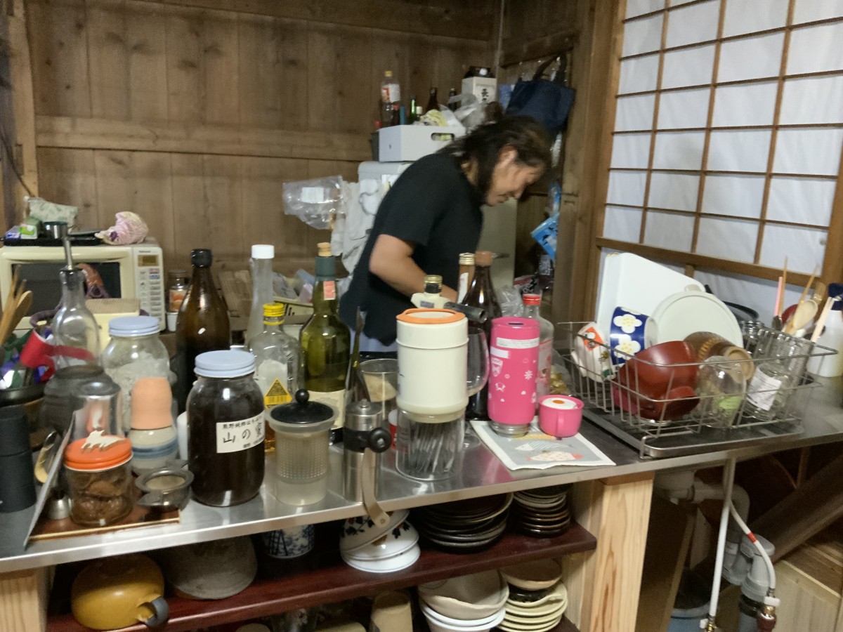新しくなった台所を喜んだ娘が撮影。流し台の足部分は德森木材に発注。頼れるところは人を頼る!背面に収納ができたら流し台の上はもっとスッキリする予定。完成したらちゃんと写真撮ろーっと