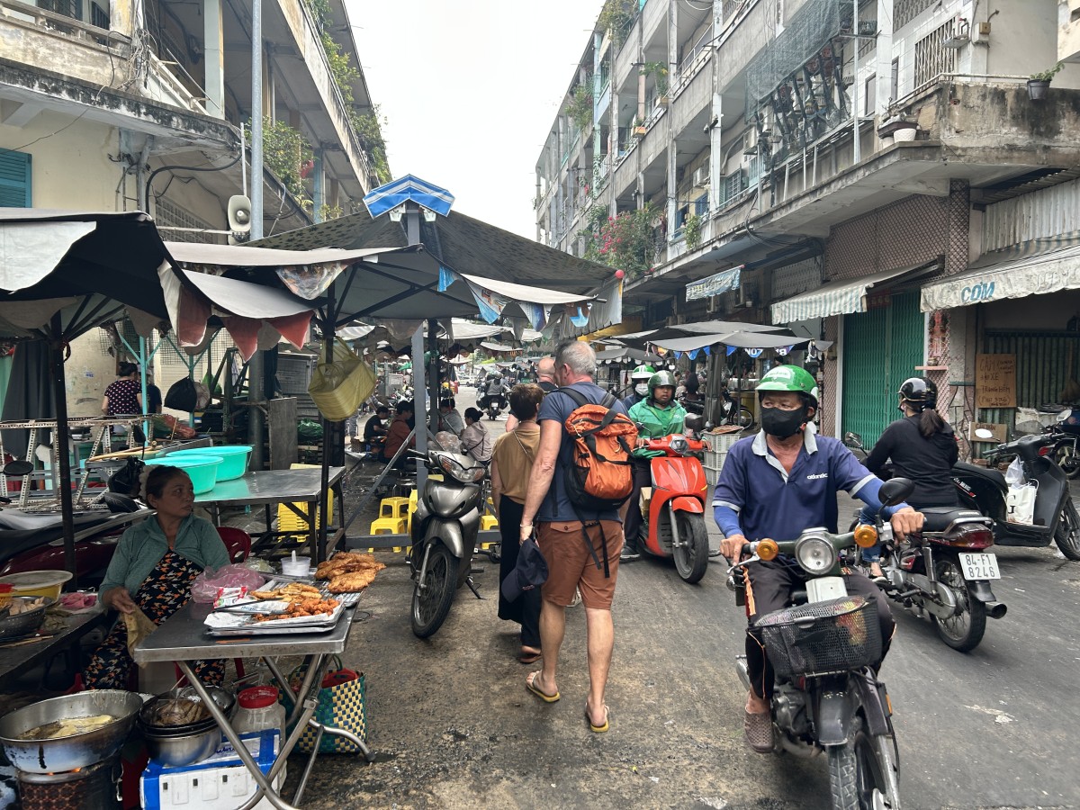 そこかしこに屋台が広がる