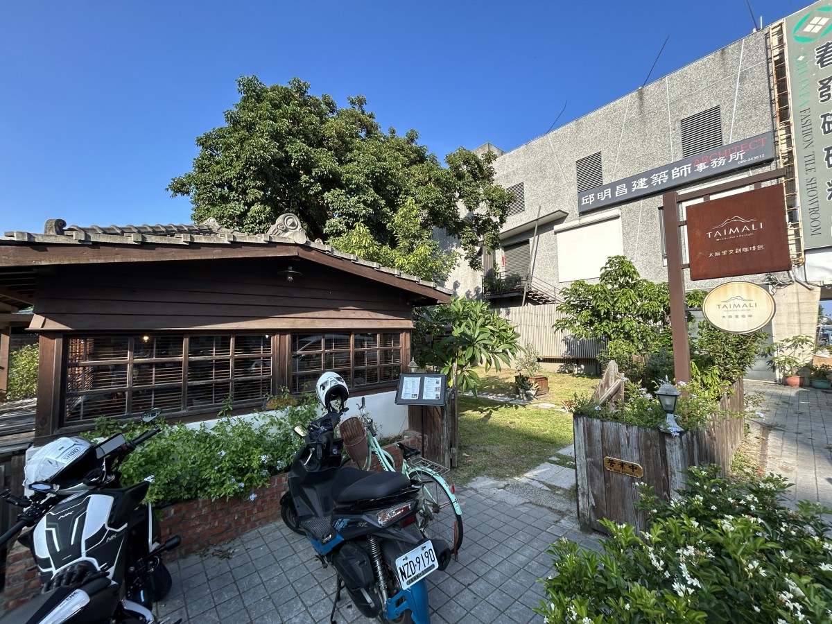 太麻里文創咖啡館。台湾の地方都市ではよくある光景なんですが、外観撮ろうとするとバイクが邪魔です。笑。