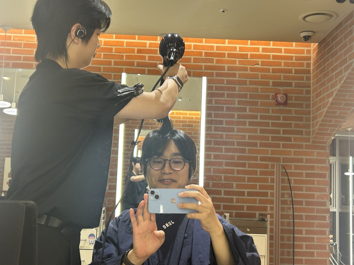 散髪中に自撮り。