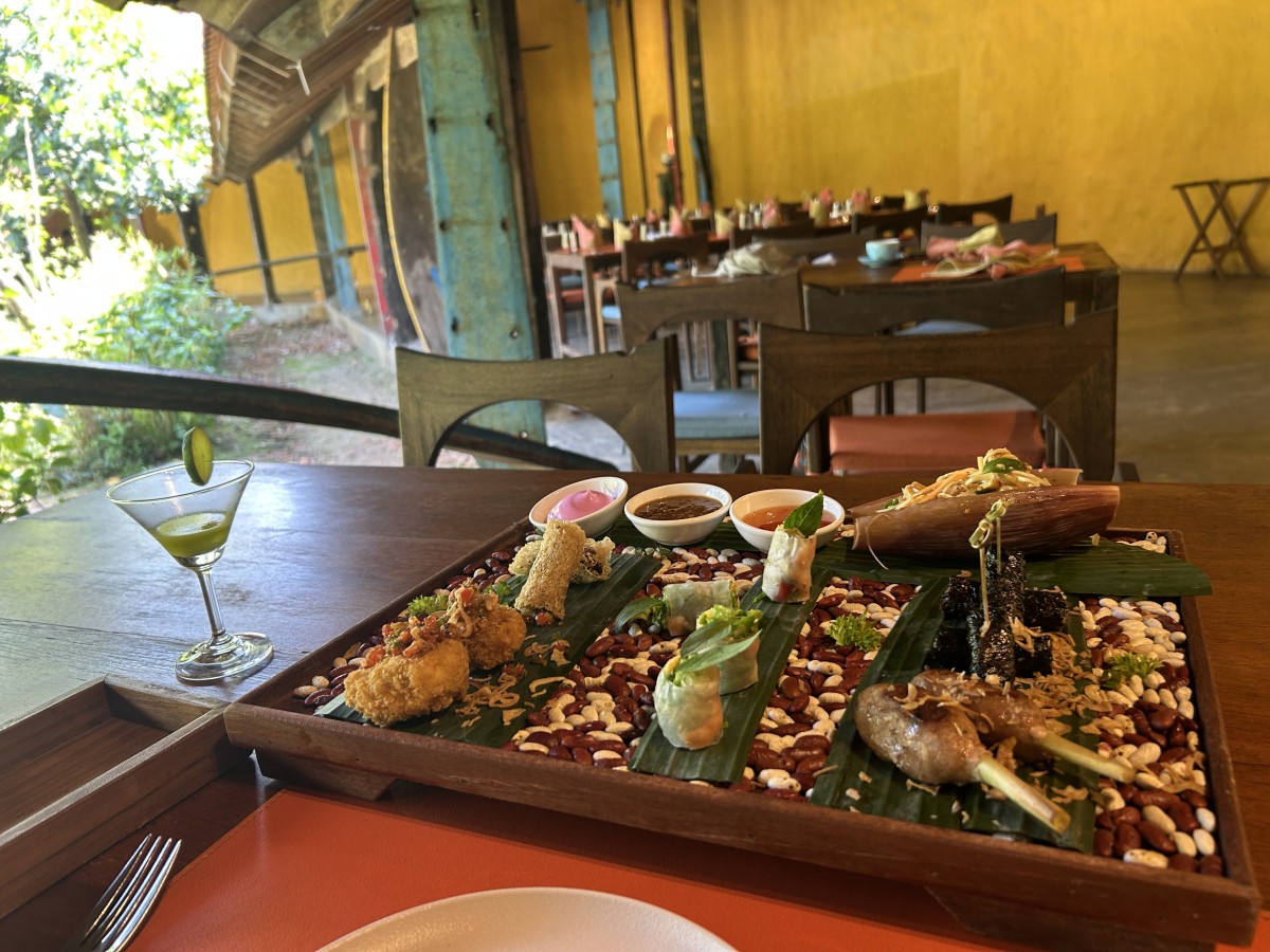 Reu Dining。その場で採れたハーブ類や、ビレッジで採れた野菜を使ったベトナム料理が味わえる。