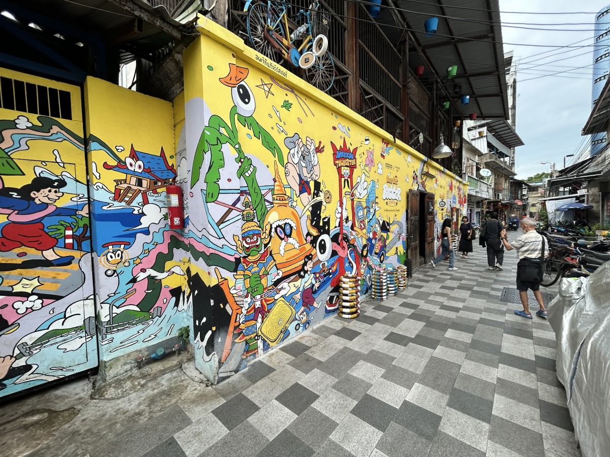 狭い路地にグラフィティアートやおしゃれカフェ、センスのいいおしゃれ小物屋が集まる場所。ウロウロしてみて。