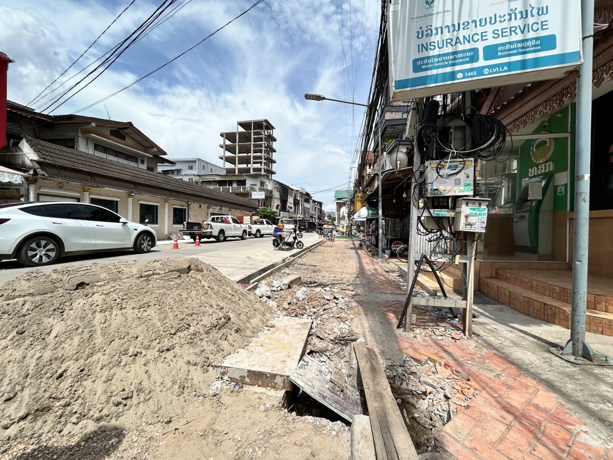 ヴィエンチャンの街中。車道は整備済みだけど、歩道は未整備という道をいたるところで発見。だから、そもそも人気が少ない。みな車で移動しているのだろう。