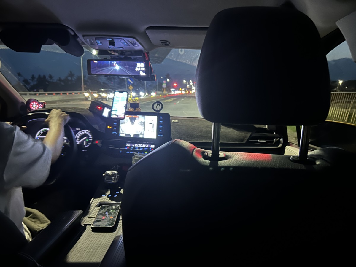 台東の田舎道を突っ走るタクシー。旅慣れてる私でも、こう言うよくわからない場所に夜にいくときはわりと怖いといえば怖いです。
