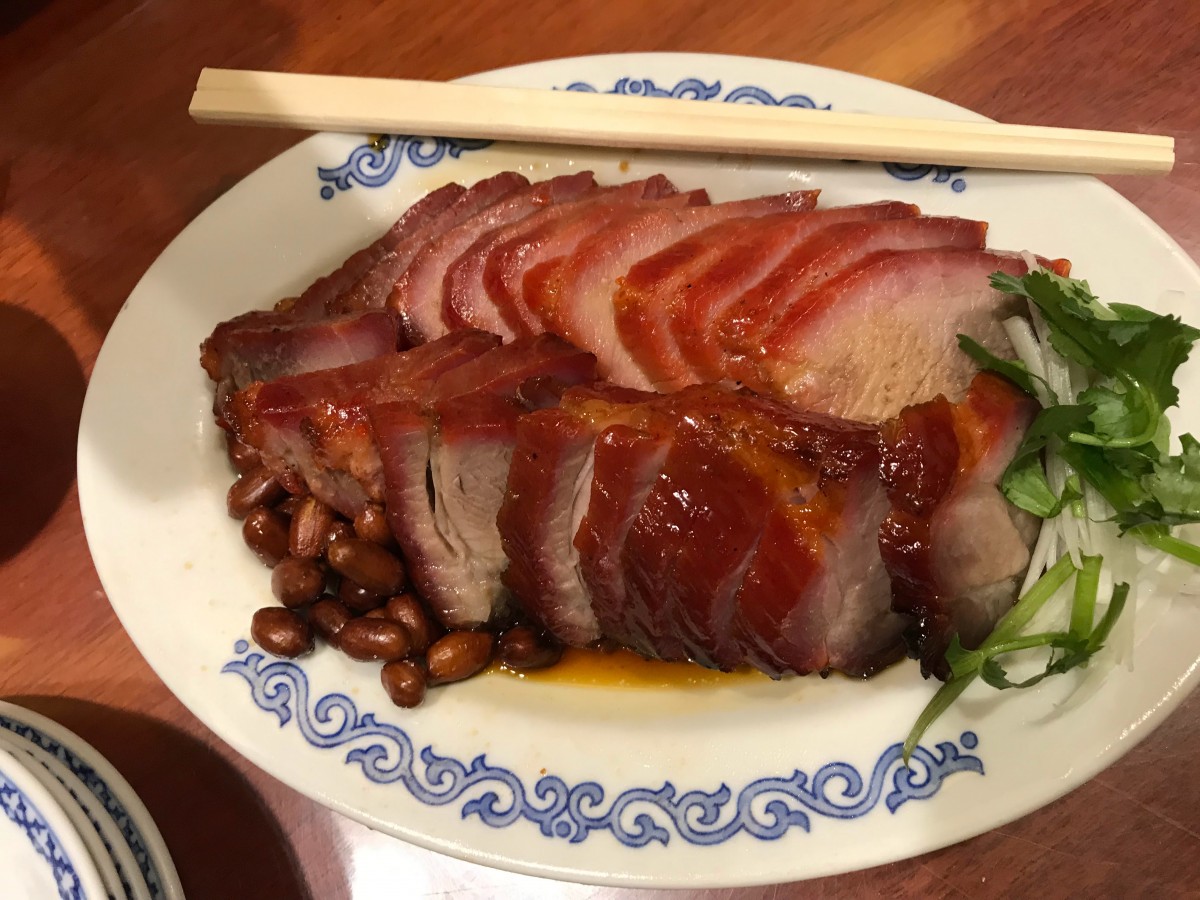 看板メニューはチャーシュー。軽くピーナッツが添えられているのがミソ。