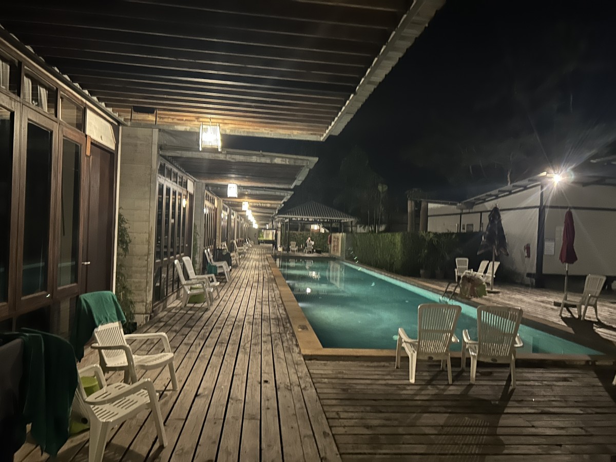 プール付きで部屋も広くて1泊4000円