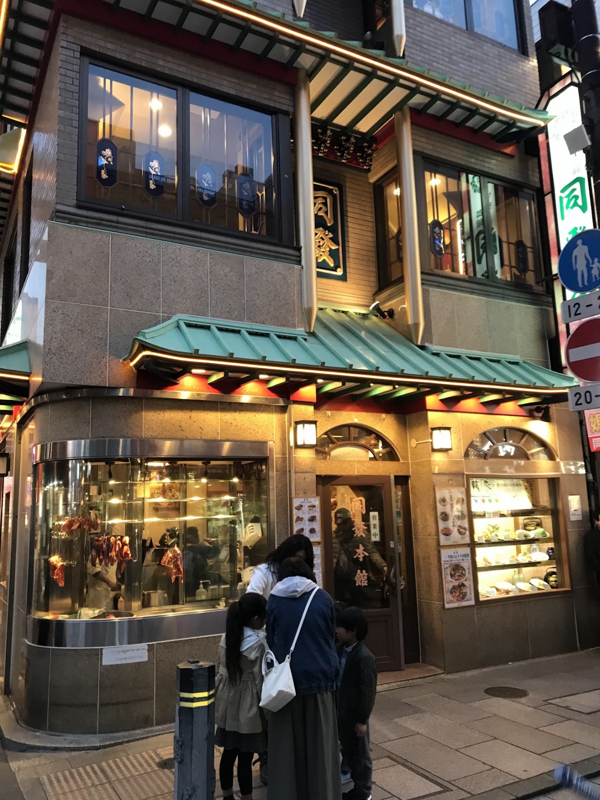 「同發」本館。歴史ある建物も魅力的。