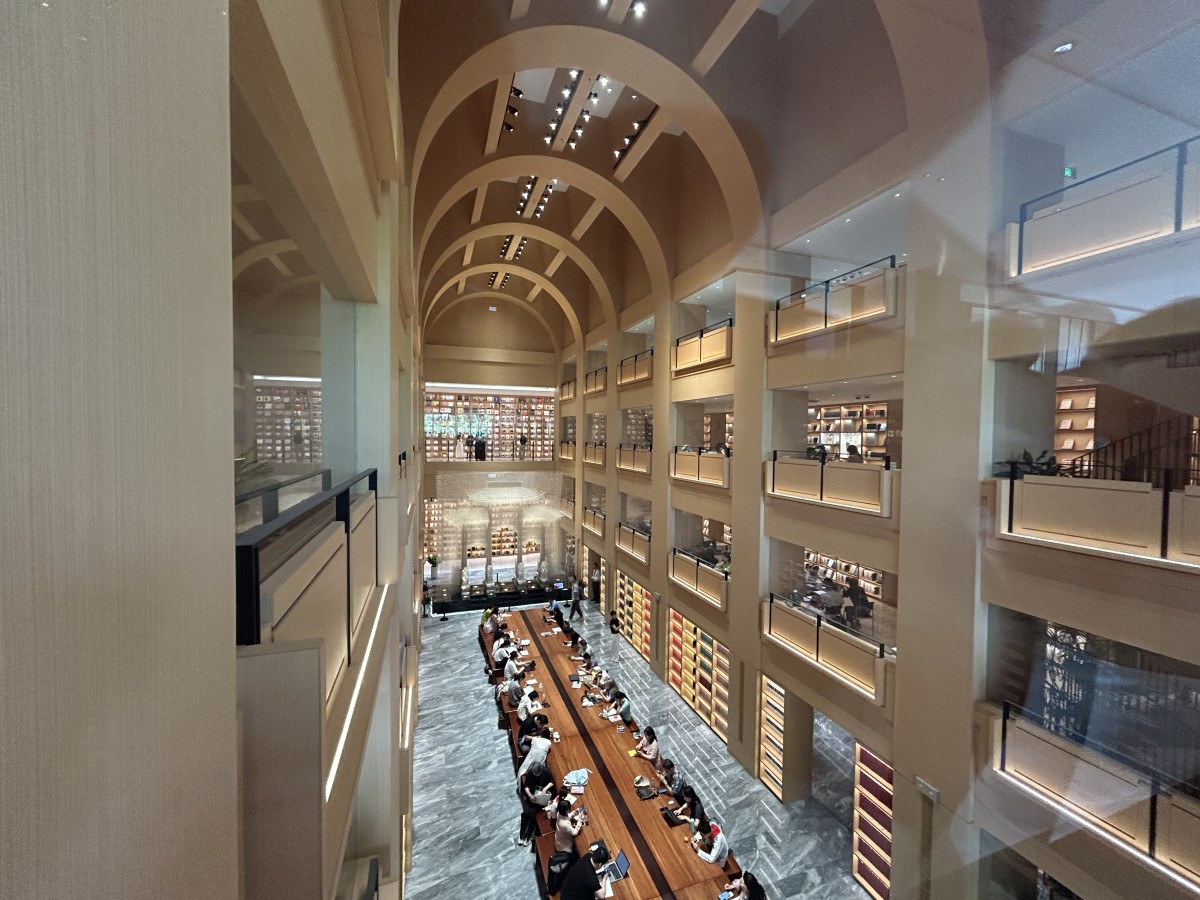 上海図書館、吹き抜け。
