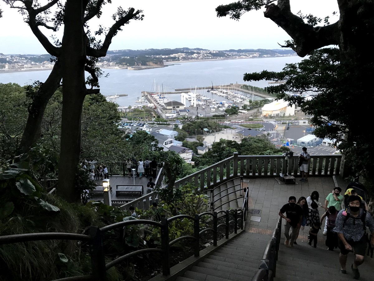 階段が多く疲れるけど、階段状の島ゆえ車の往来がなく安全だし、運動不足解消にもちょうどいい。