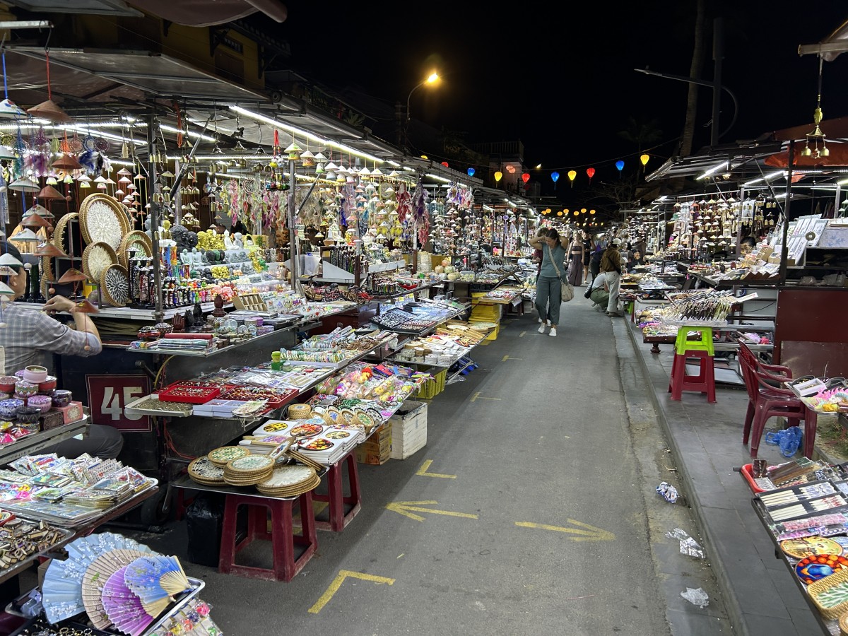 ホイアン名物ナイトマーケット。どれも安くて気負わず買える。