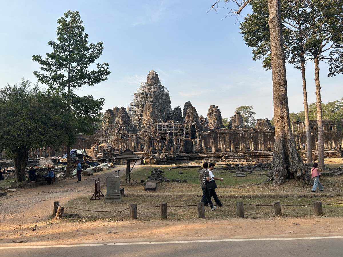 道路からアンコールトムの中心にあるバイヨン寺院を眺める
