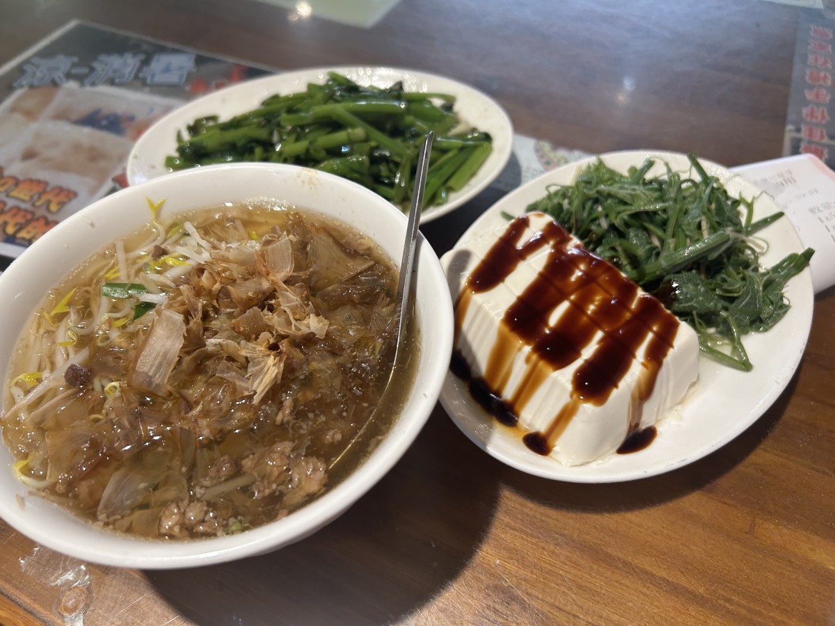 写真左下が「米苔目」。もやしなどが済んだスープに入っててうどんみたいでうまい。あと、旅中はしっかり野菜とタンパク質を取らないとね。というサイドメニューのオーダーです。
