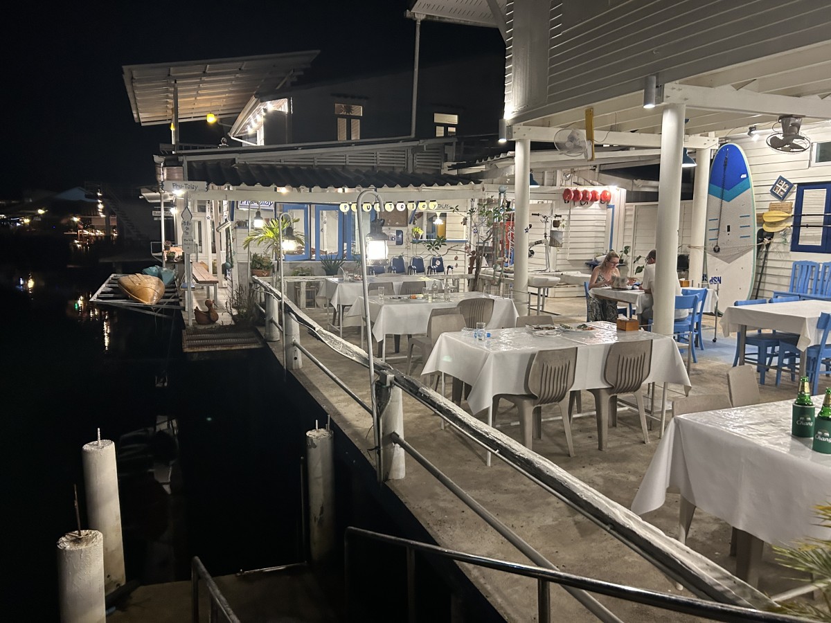 船のデッキを模したレストラン