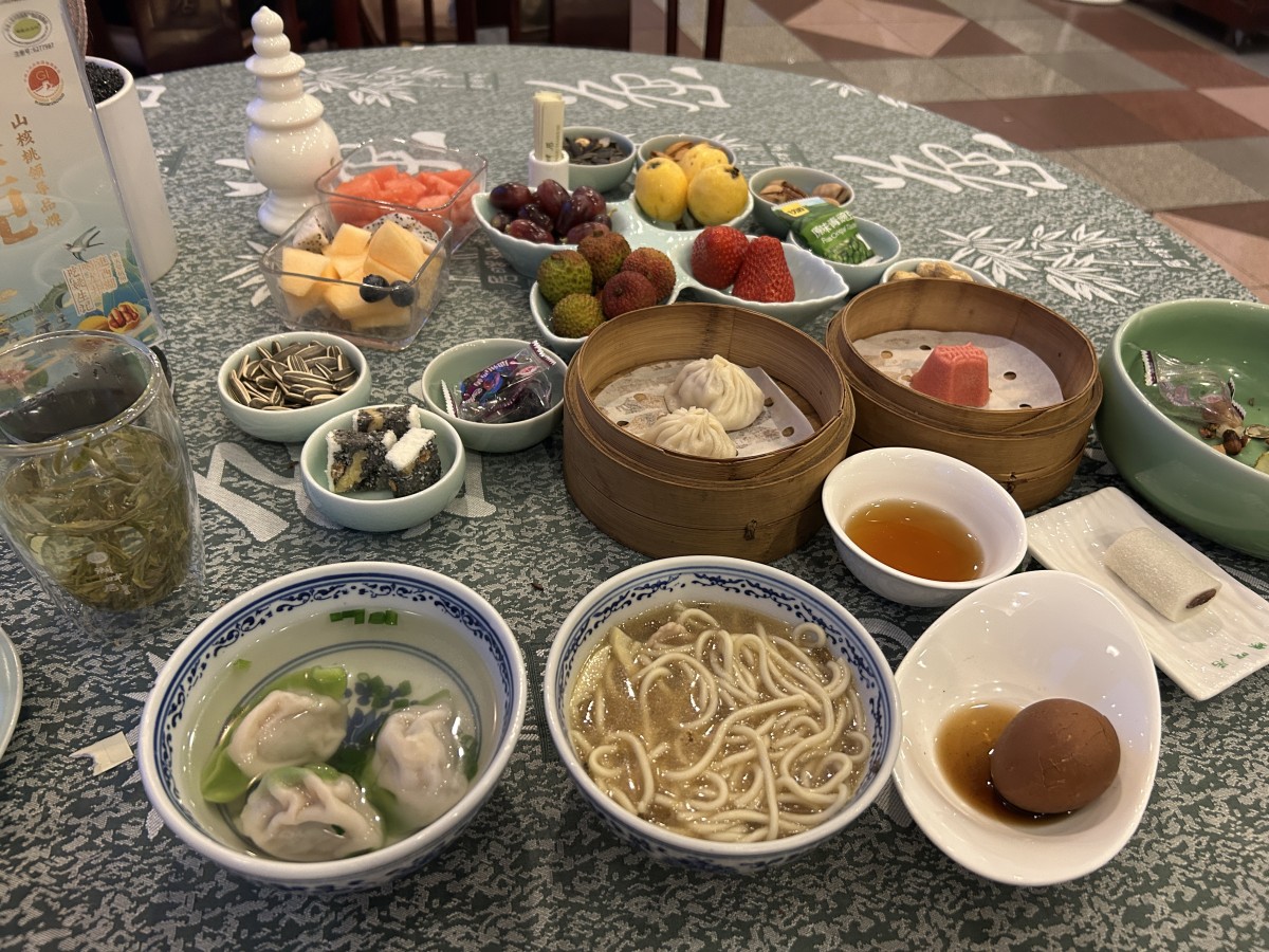 基本セットでティーハウスに運び込まれた軽食たち(これでも一部すでに食べてしまってます。。。)