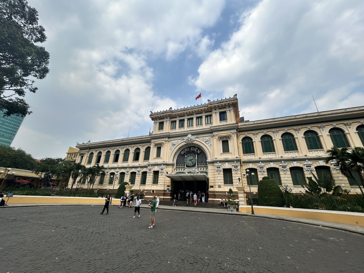こちらもガイドブックの定番、サイゴン中央郵便局。フランス風のコロニアル建築は必見。なかもぜひ見て！