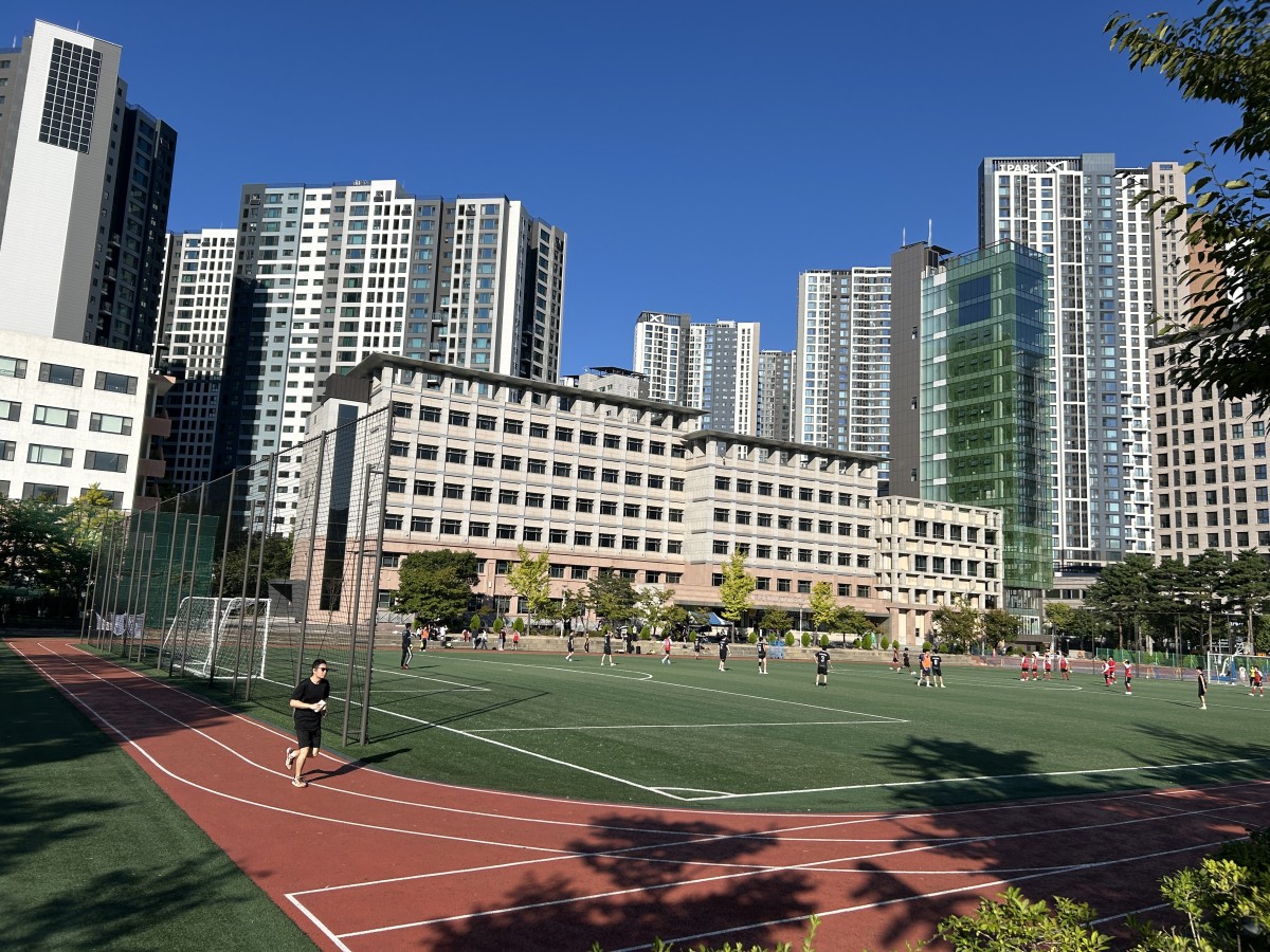 ソウル外大は一般に開放されているみたい。明らかに大学生じゃない人ものんびり散歩したりランニングしたりしてた。