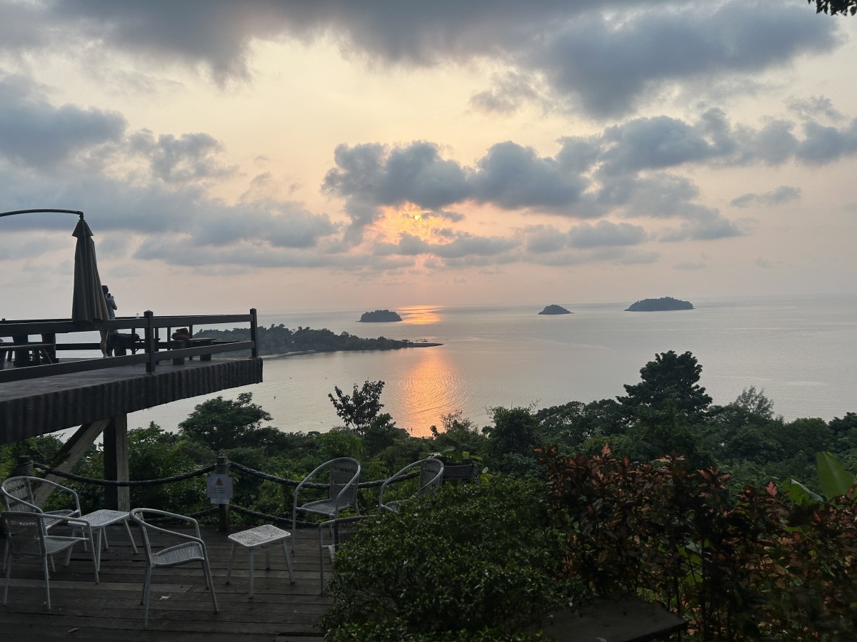 チャーン島の夕日（滞在期間中は曇りの日が多かったです。。）