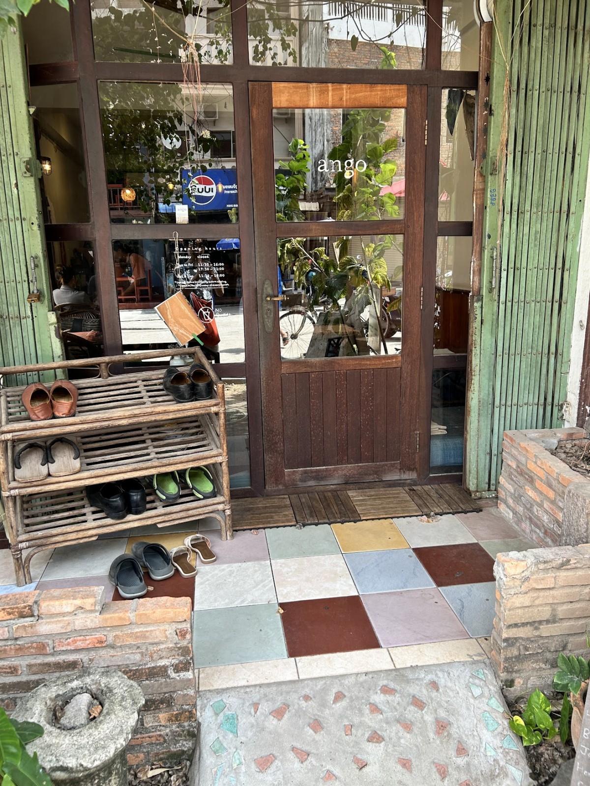 <a href="https://maps.app.goo.gl/ekBWqFPFyiMtssVD6" target="_blank">Cafe Ango</a>。靴を脱いでお店に入る。