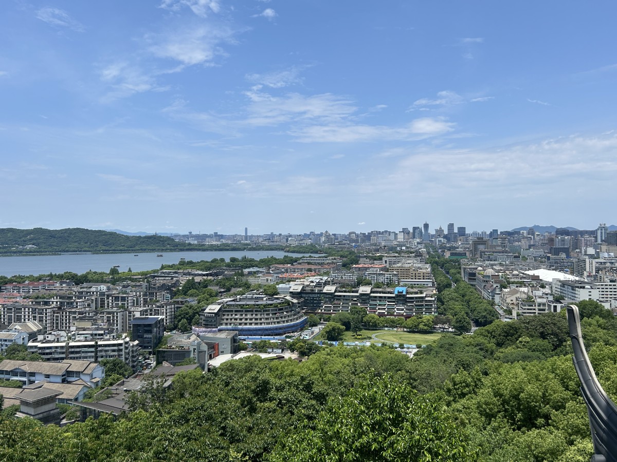 街の中心部の南部にあり、市街地をのぞむ城隍閣より。