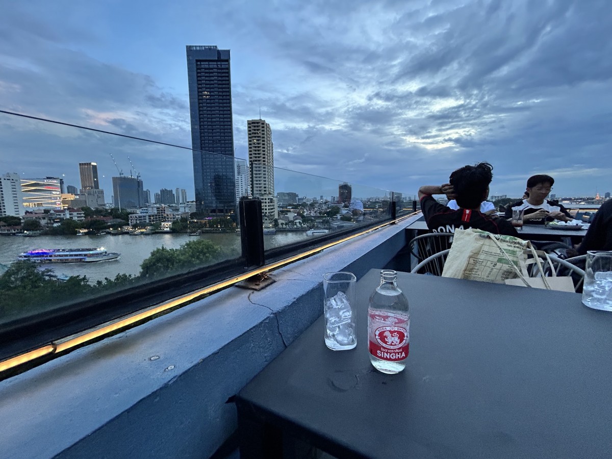 川沿いのレストラン。これは&lt;a href=&quot;https://maps.app.goo.gl/7afcQgTQJ8rwAcoS8&quot; target=&quot;_blank&quot;&gt;River Vibe&lt;/a&gt;という店。おすすめ。