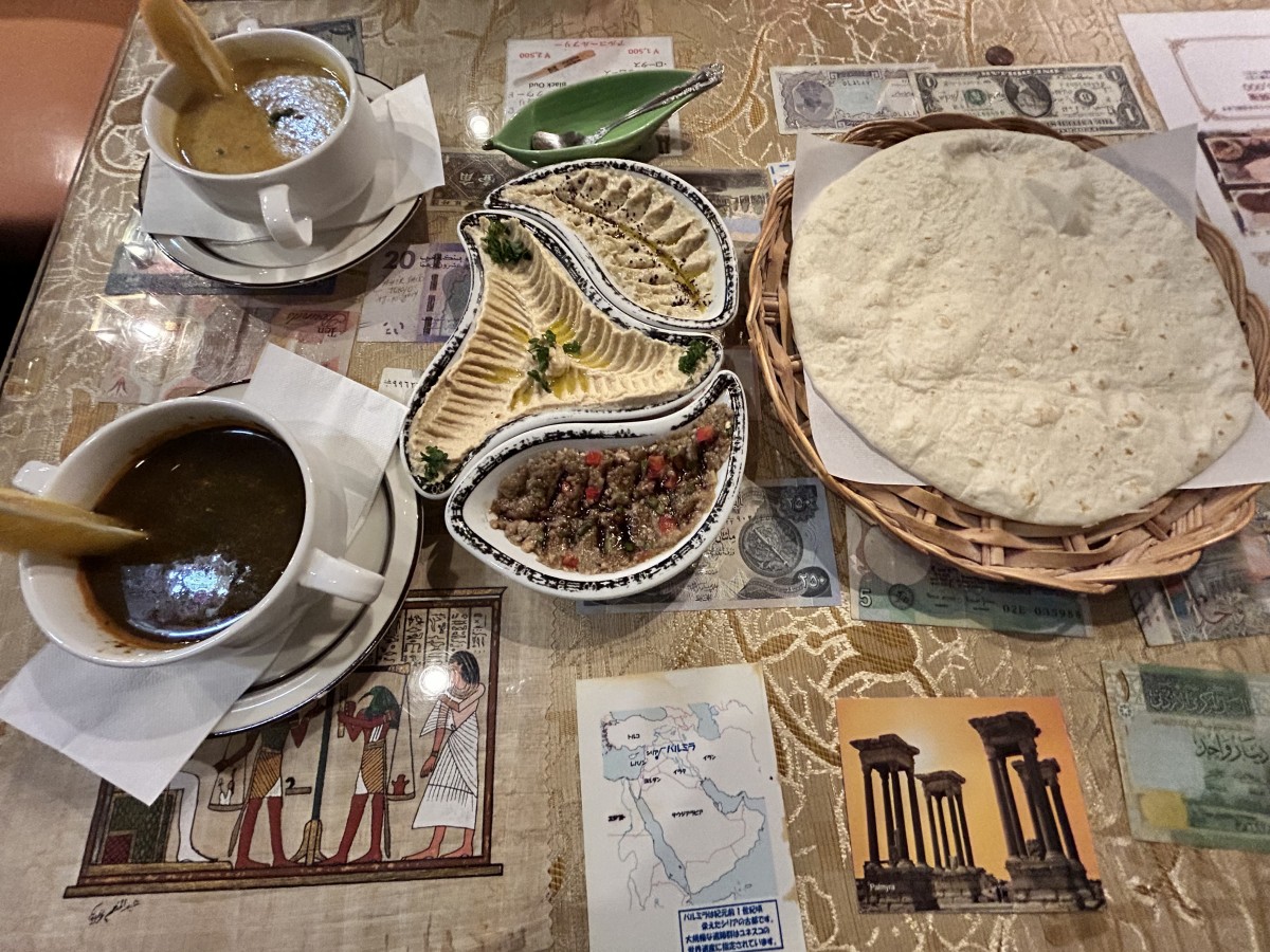パルミラのレバノン・シリア料理。真ん中にあるのがフムス。手前はナスを使ったババガヌーシュ。