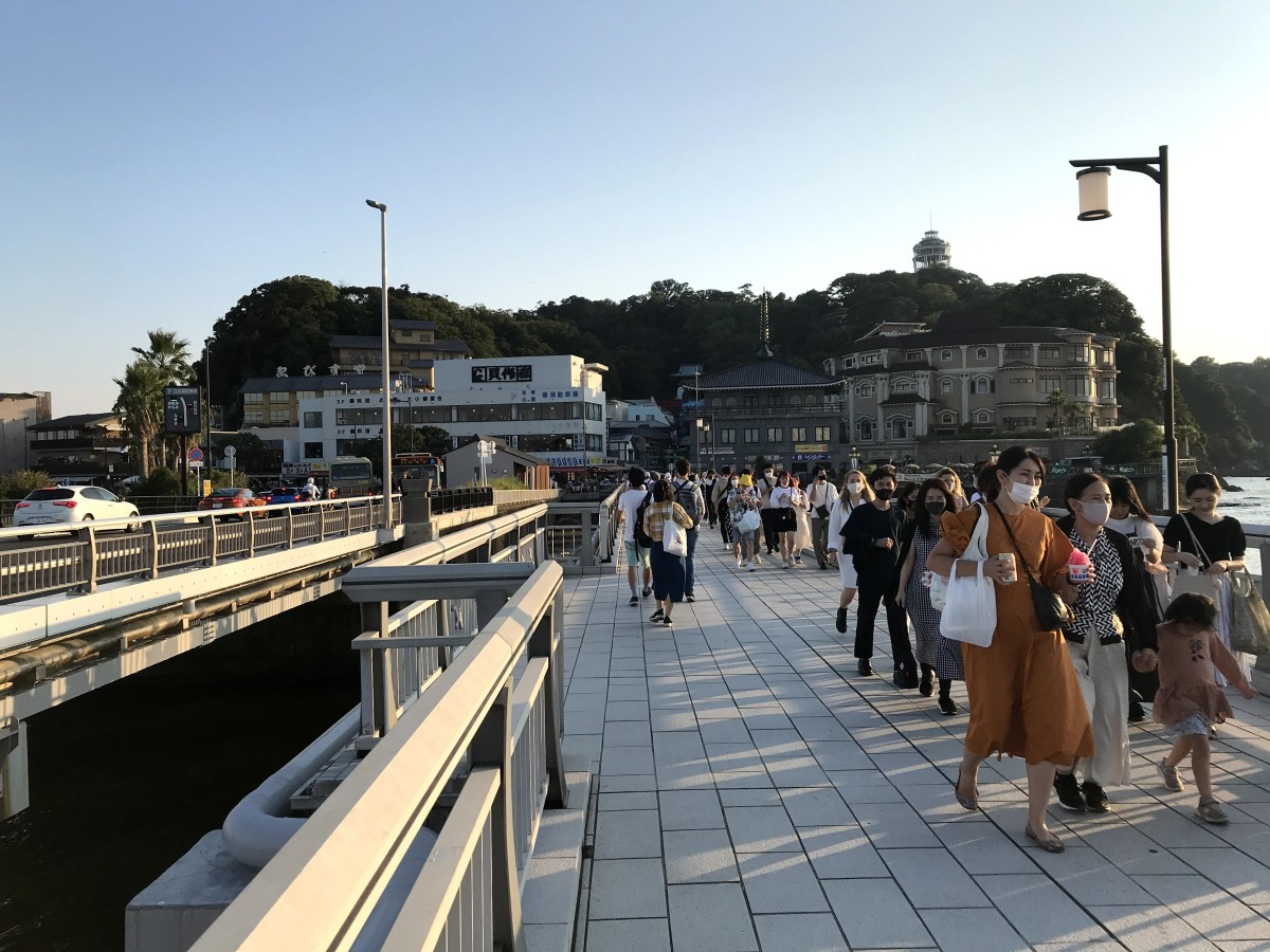 江ノ島に向かう橋。歩道が大きく人が多い時期でも歩きやすい。奥にはお土産物屋、昔ながらの居酒屋なんかあり、意外と楽しい。