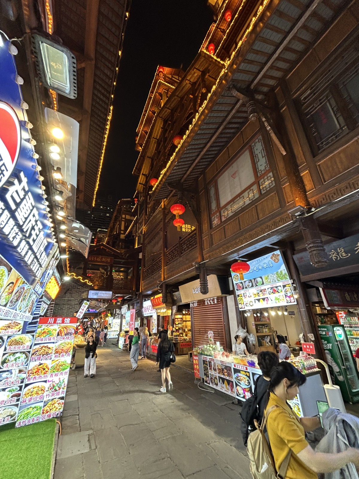 建物のなかにいたのになぜか屋根が消えて半外みたいな空間にでたり