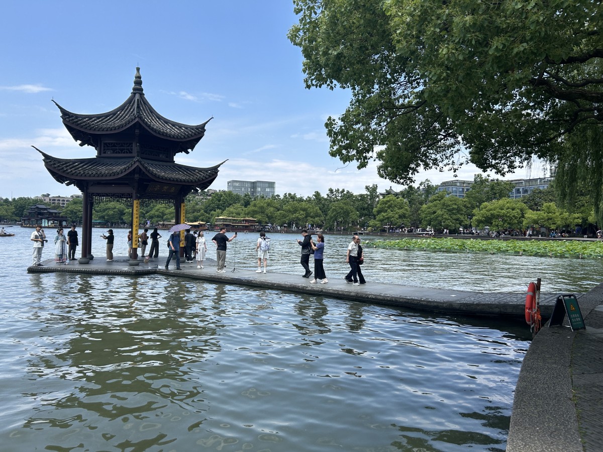 湖の周辺は公園になっていて、人々の憩いの場となっています。