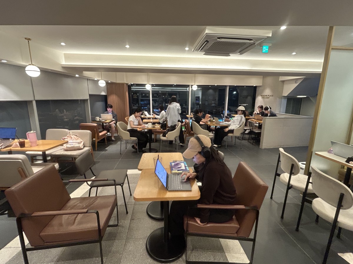 大学そばの深夜カフェということで、ノマド民がたくさんいました。居心地よかったよ。