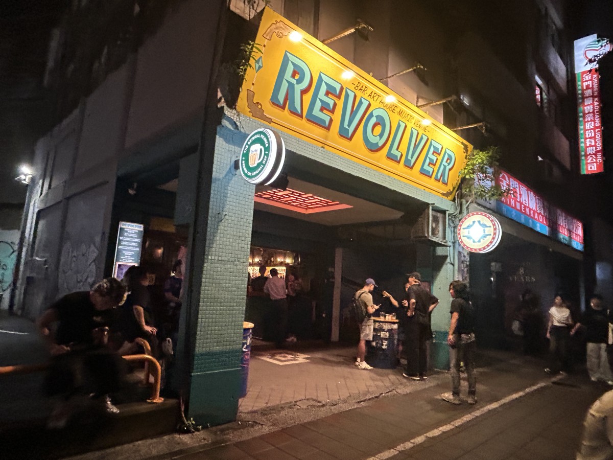 Revolverは、1階がバー、2階がライブハウス。なので、音楽大好きというより、ゆるく楽しみたいという人におすすめ。雰囲気もいいよ。
