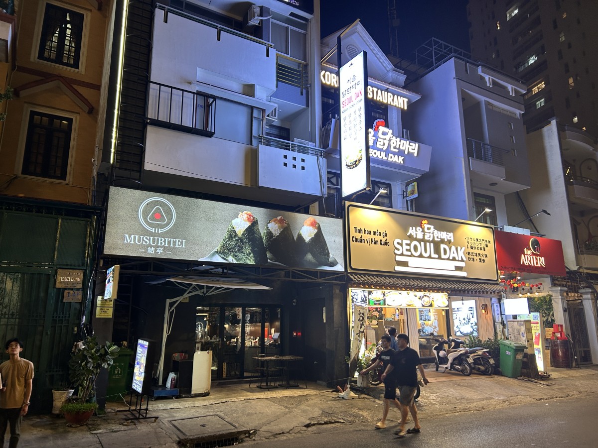 永遠のライバル。日本と韓国。おしゃれストリートに並ぶ日本食屋と韓国食屋。