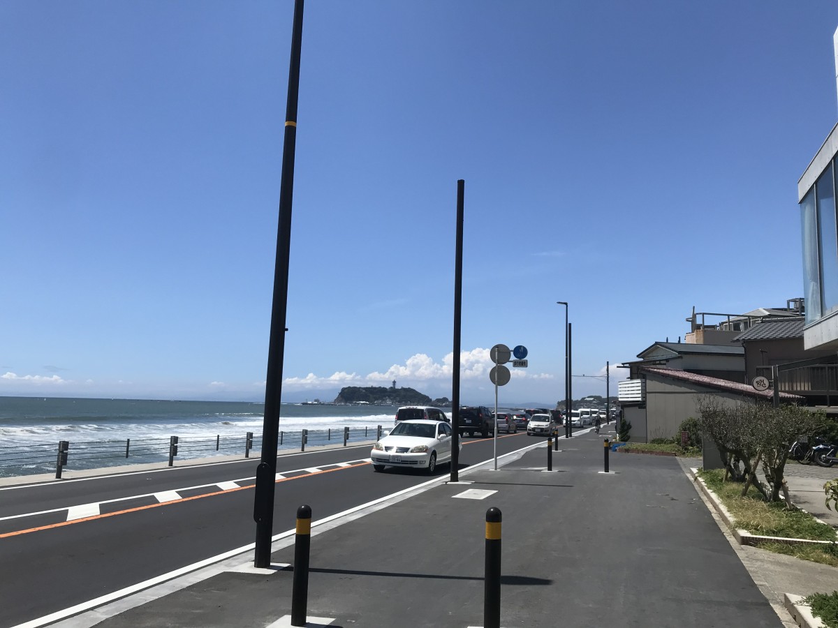 普段ドライブしない人でも走りやすい国道134号。遠くに見える小島が江ノ島です。ちなみに、東側の逗子・葉山はドライブの難易度が途端に上がります。