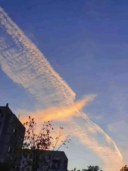 西日本の自衛隊官舎取材の日。空には羽ばたく鳥のような雲。著者撮影