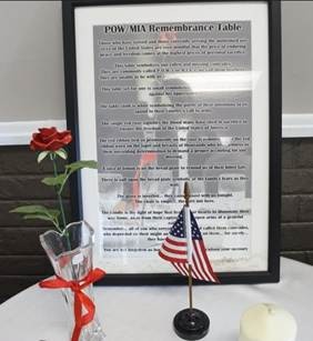 POW/MIA Remembrance Table（捕虜・行方不明者追悼テーブル）米軍や政府機関で置かれる「忘れないための象徴テーブル」です。著者撮影