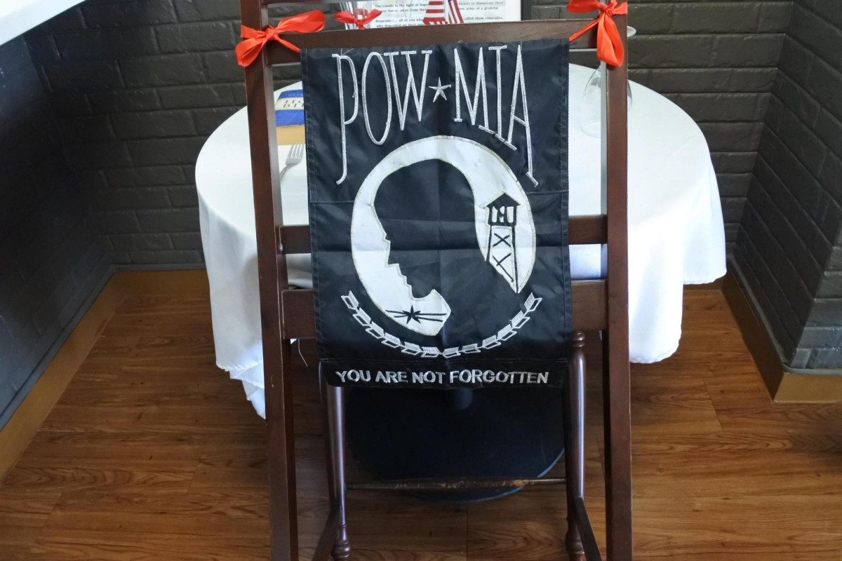 POW/MIA Remembrance Table（捕虜・行方不明者追悼テーブル）前の説明文　あなたは忘れられていないという看板がある　著者撮影