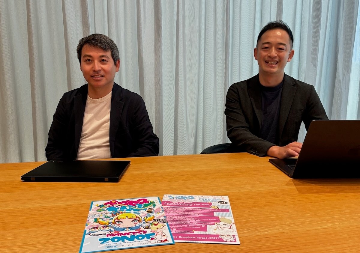 一緒に取材に対応したCOO 大城理氏、前にあるのはアニメ企画「プリンセス・ぞのふ」のフライヤー