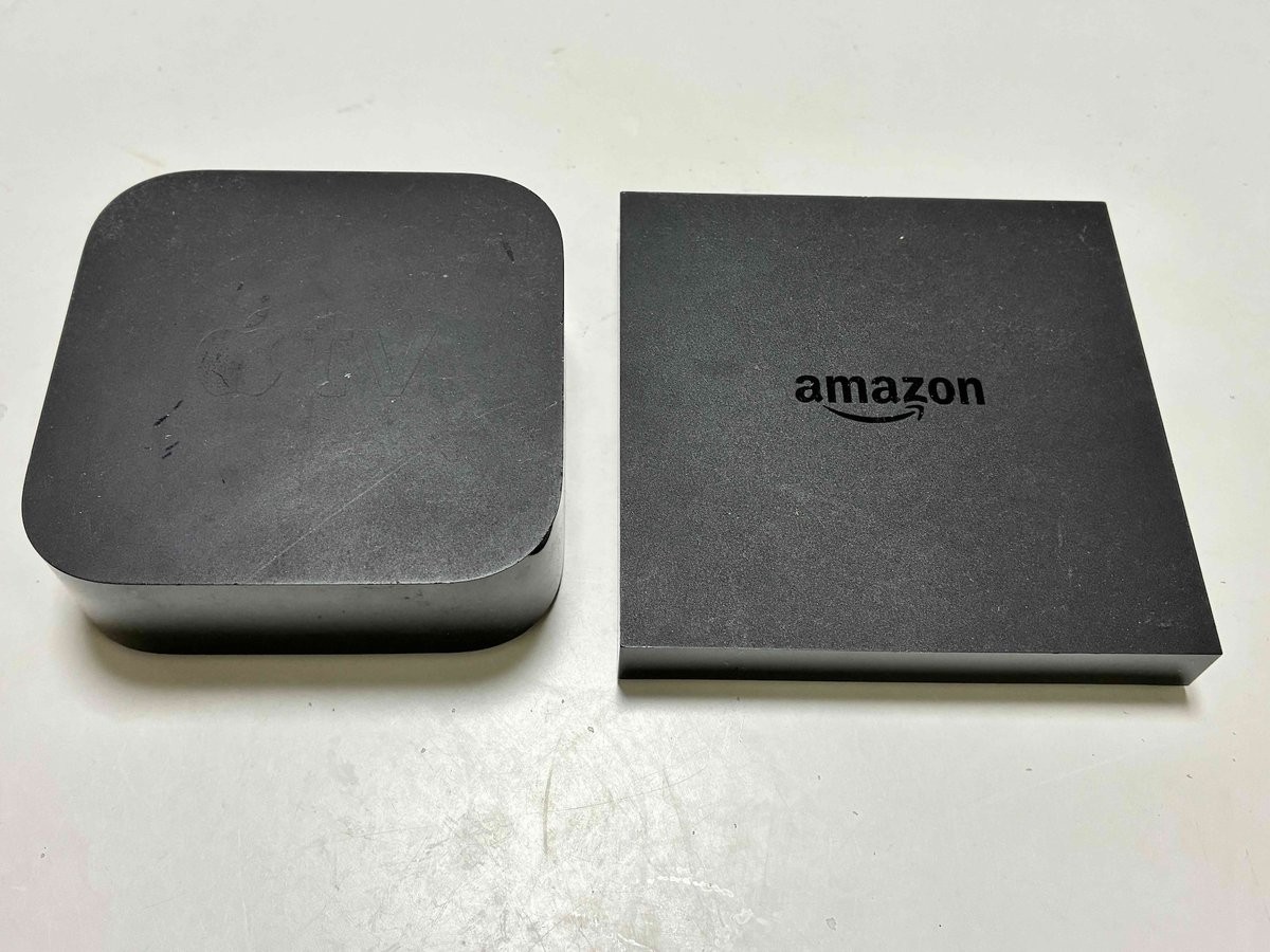 AppleTV(左)とFireTV(これにリモコンもついている)