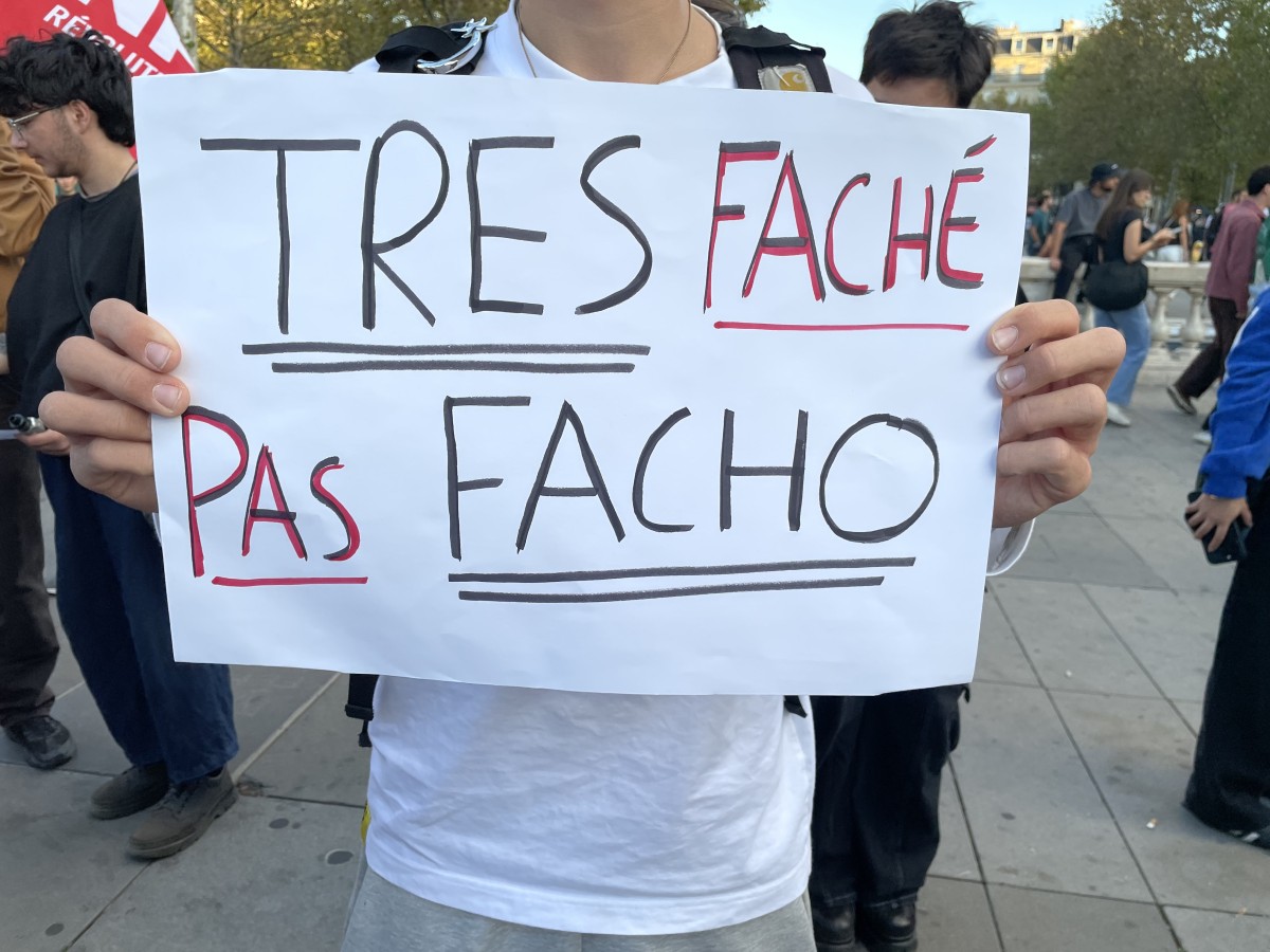 インタビューさせてくれた高校生。「めちゃくちゃ怒っている(faché) ファシスト(facho)はお断りと書かれた紙を掲げる