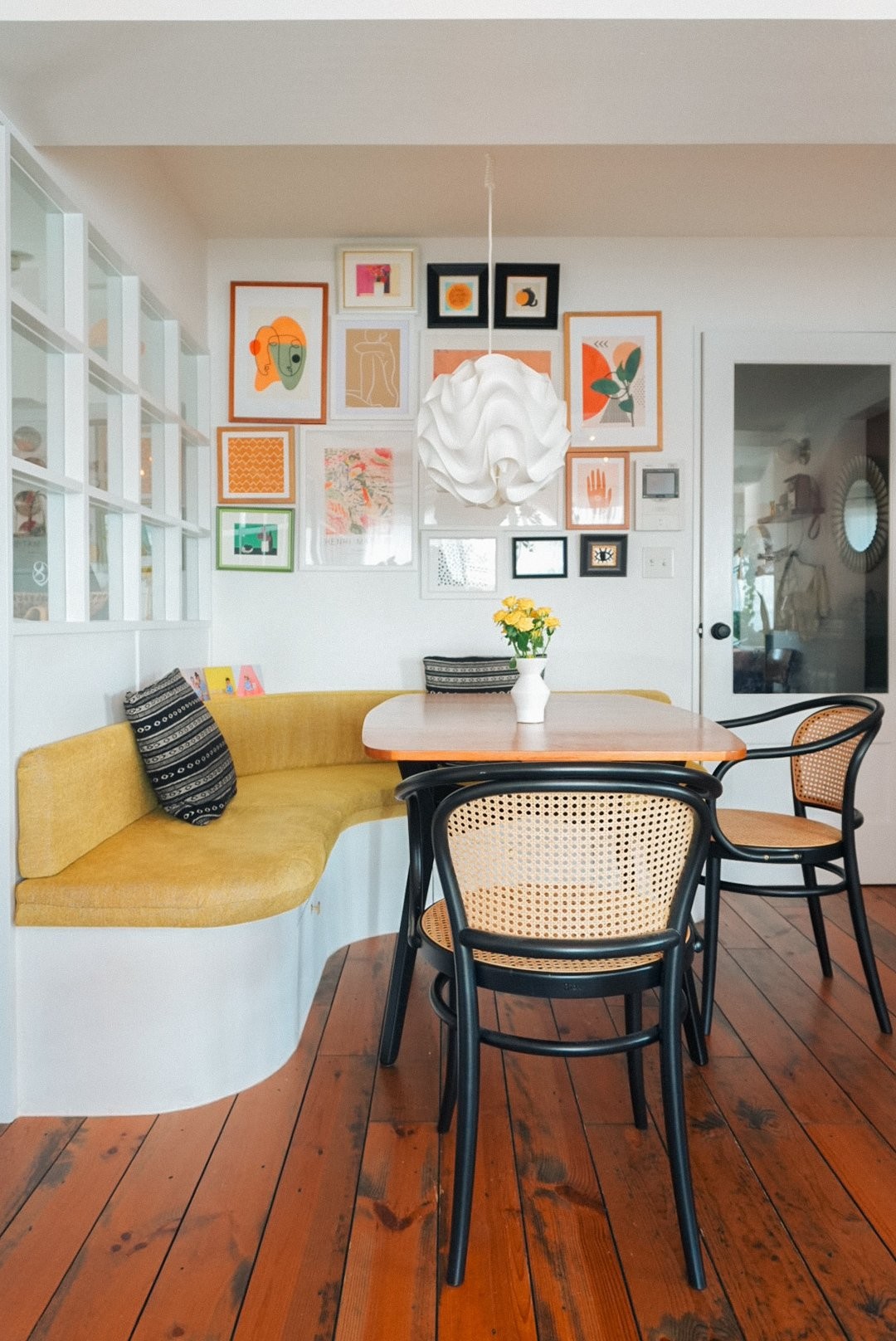 この黄色い座面の造作ソファが手作り