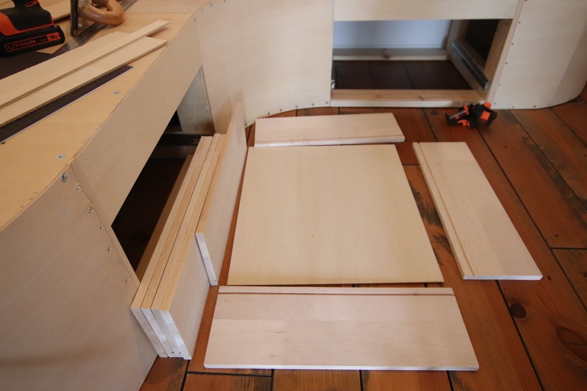 引き出しはこんな感じに木材の枠にトリマーで溝を掘ったところに、ベニヤの底板を差し込んで組み立てます