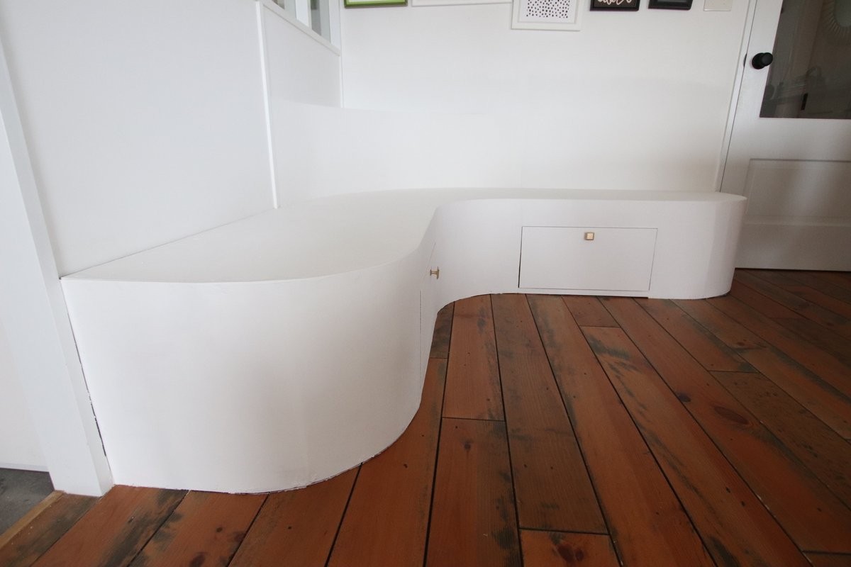 曲線がいい感じです。頑張ってベニヤ曲げた甲斐がありました。