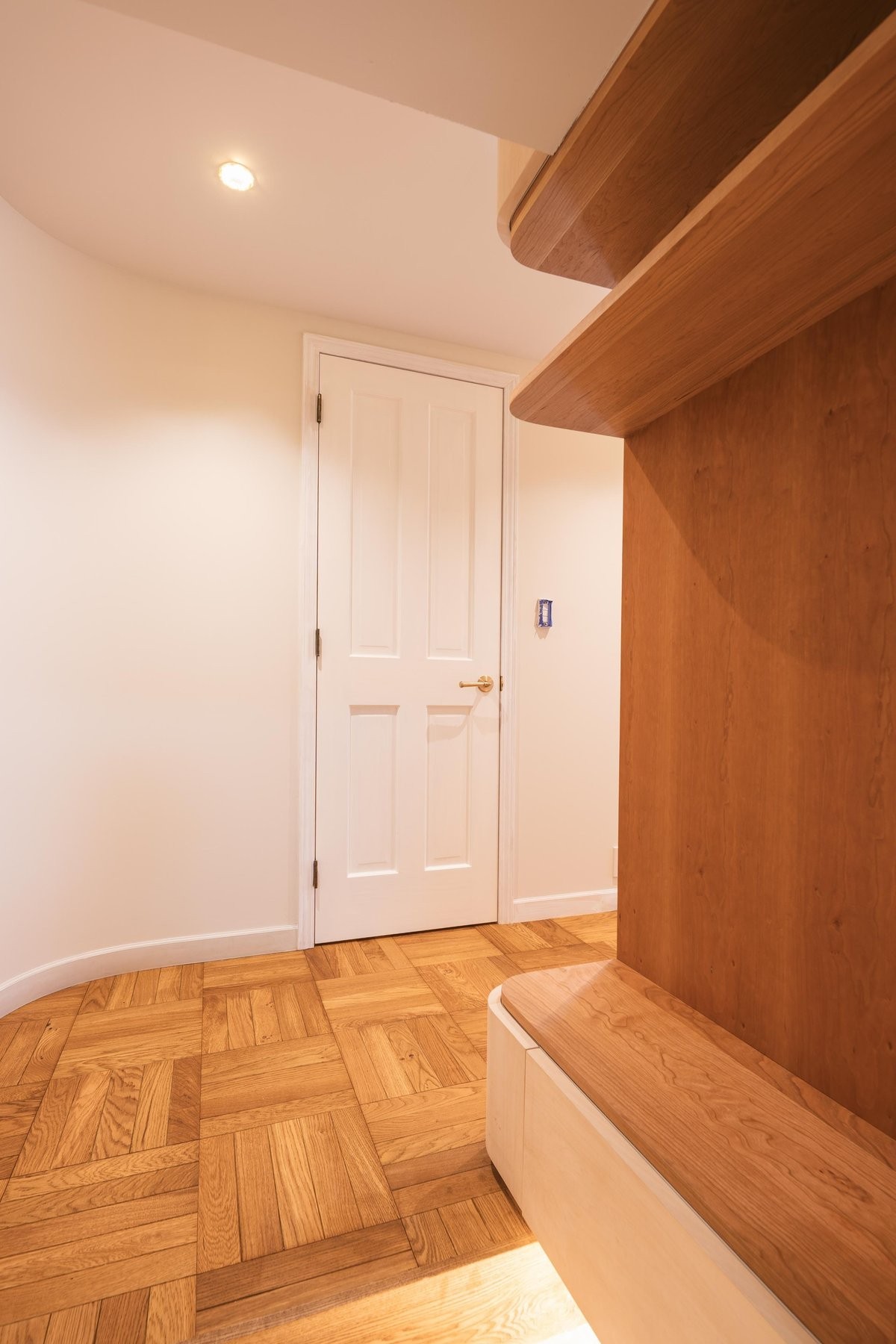 右側に玄関収納。目の前の扉はトイレ